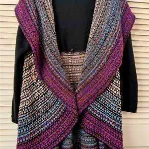 This is a beautiful sweater for Spring. Bought several years ago. Worn 6x.